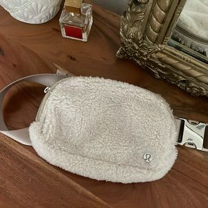 Lululemon fleece 1L belt bag